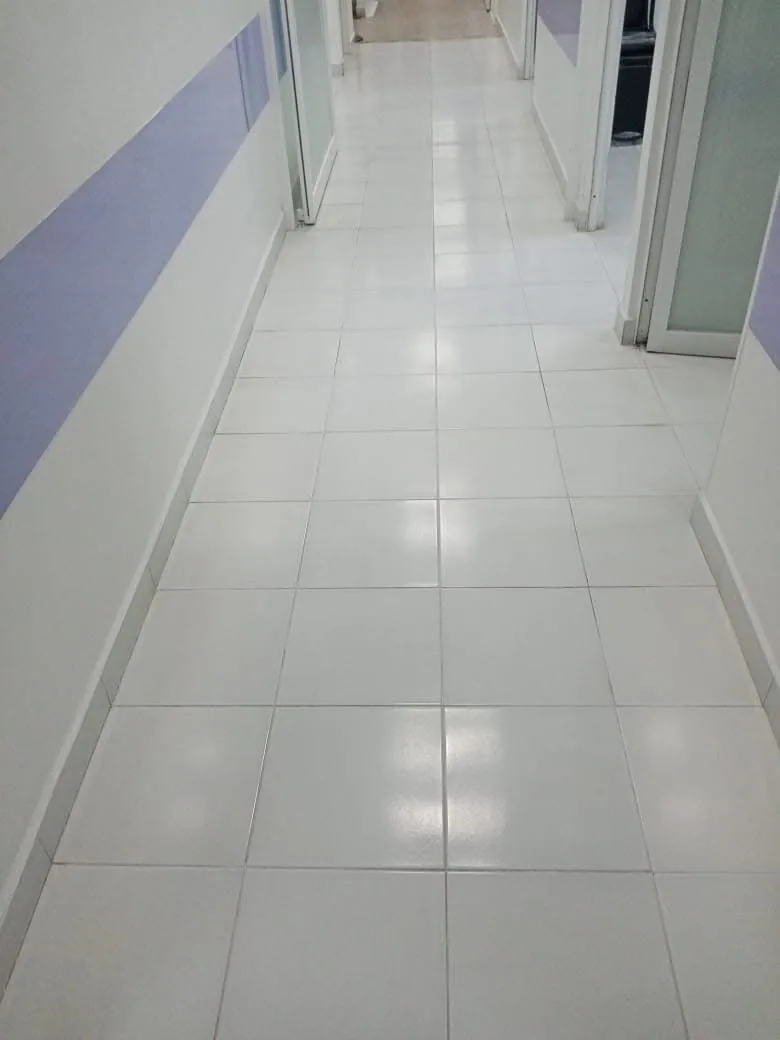 Pasillo con piso blanco pulido por Puli-Pisos